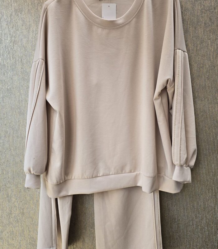 2 delig met gouden biesjes aan de zijkant 1 maat  beige