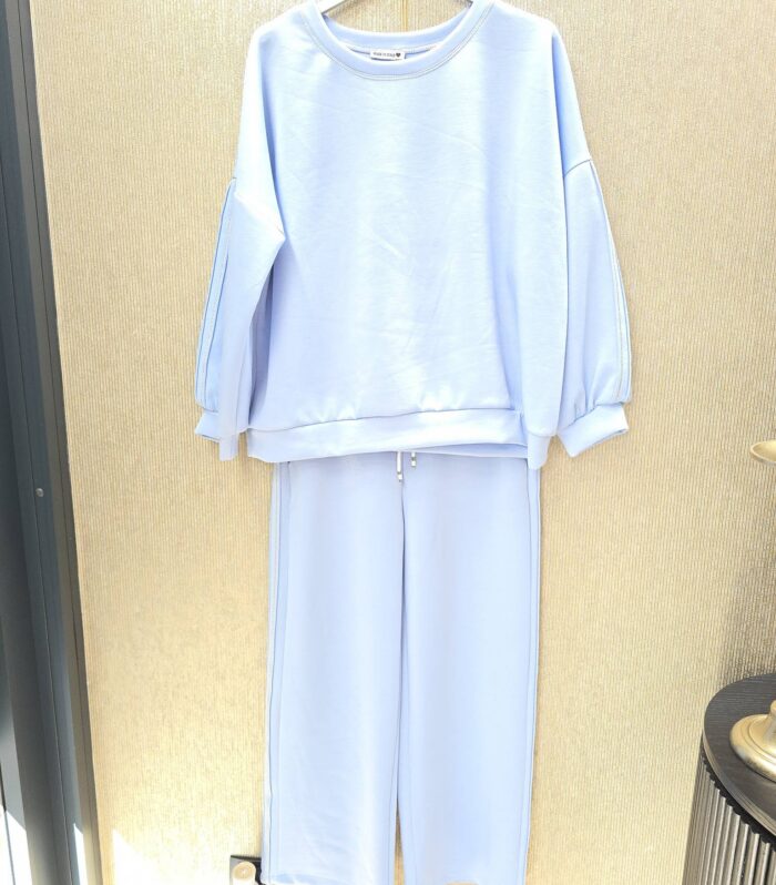 2 delig met gouden biesjes aan de zijkant 1 maat  blauw