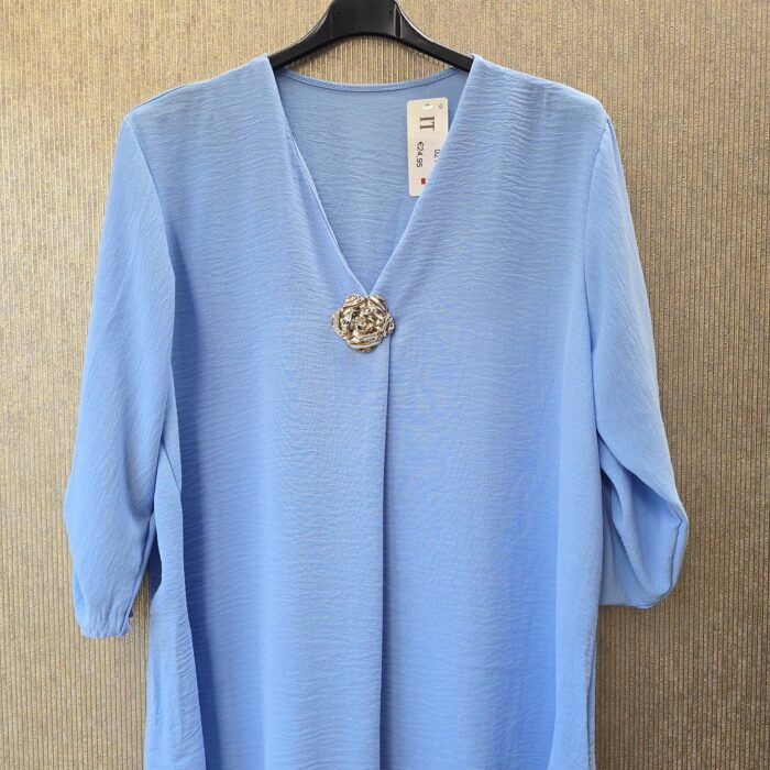 blouse met gouden broche maat 44tm 48 blauw