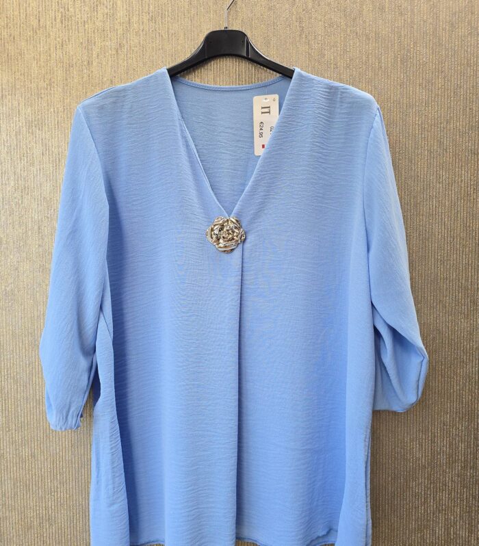 blouse met gouden broche maat 44tm 48 blauw