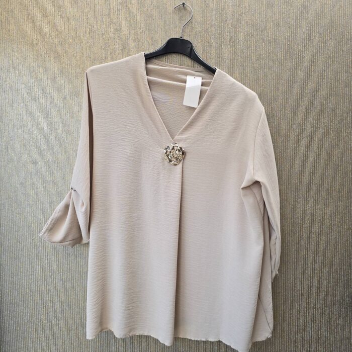 blouse met gouden broche maat 44tm 48 beige