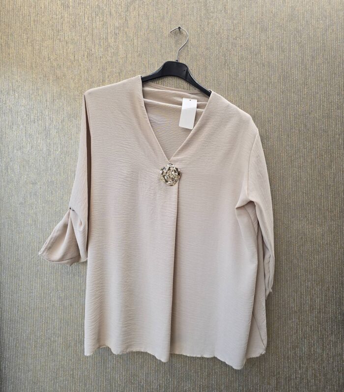 blouse met gouden broche maat 44tm 48 beige