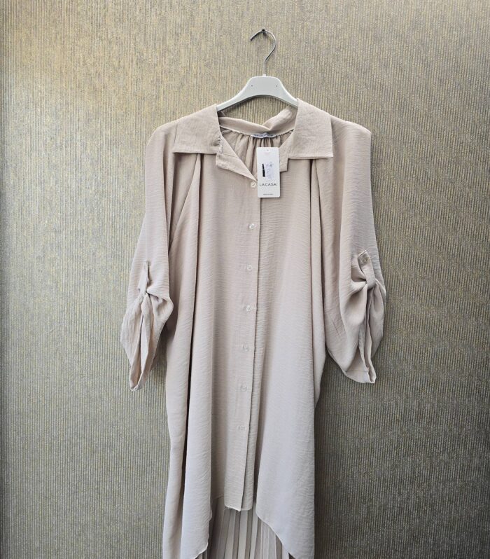 blouse grote maat 46 tm 52 plisse achterkant beige
