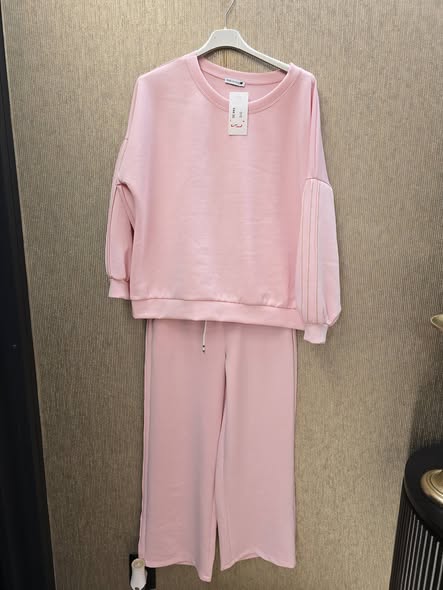 2 delig met gouden biesjes aan de zijkant 1 maat  licht roze