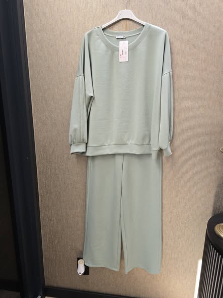 2 delig met gouden biesjes aan de zijkant 1 maat  groen